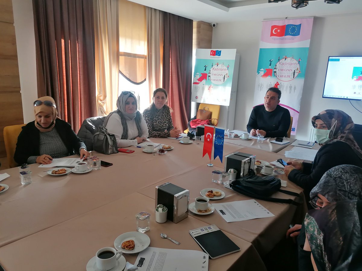 Kadınların Karşılıksız Emeğinin Farkına Varalım Projemizin STK Eğitimlerinin 1. Grup Çalışmasının İkinci Gününde Bayram Müjde Hocamız Tarafından Eğitimimize Devam Ediyoruz..! @Birsen_Gunay <a href="/istekadindernek/">İşte Kadın Derneği</a> <a href="/Gulhan_Akyazi/">gülhan akyazı</a>