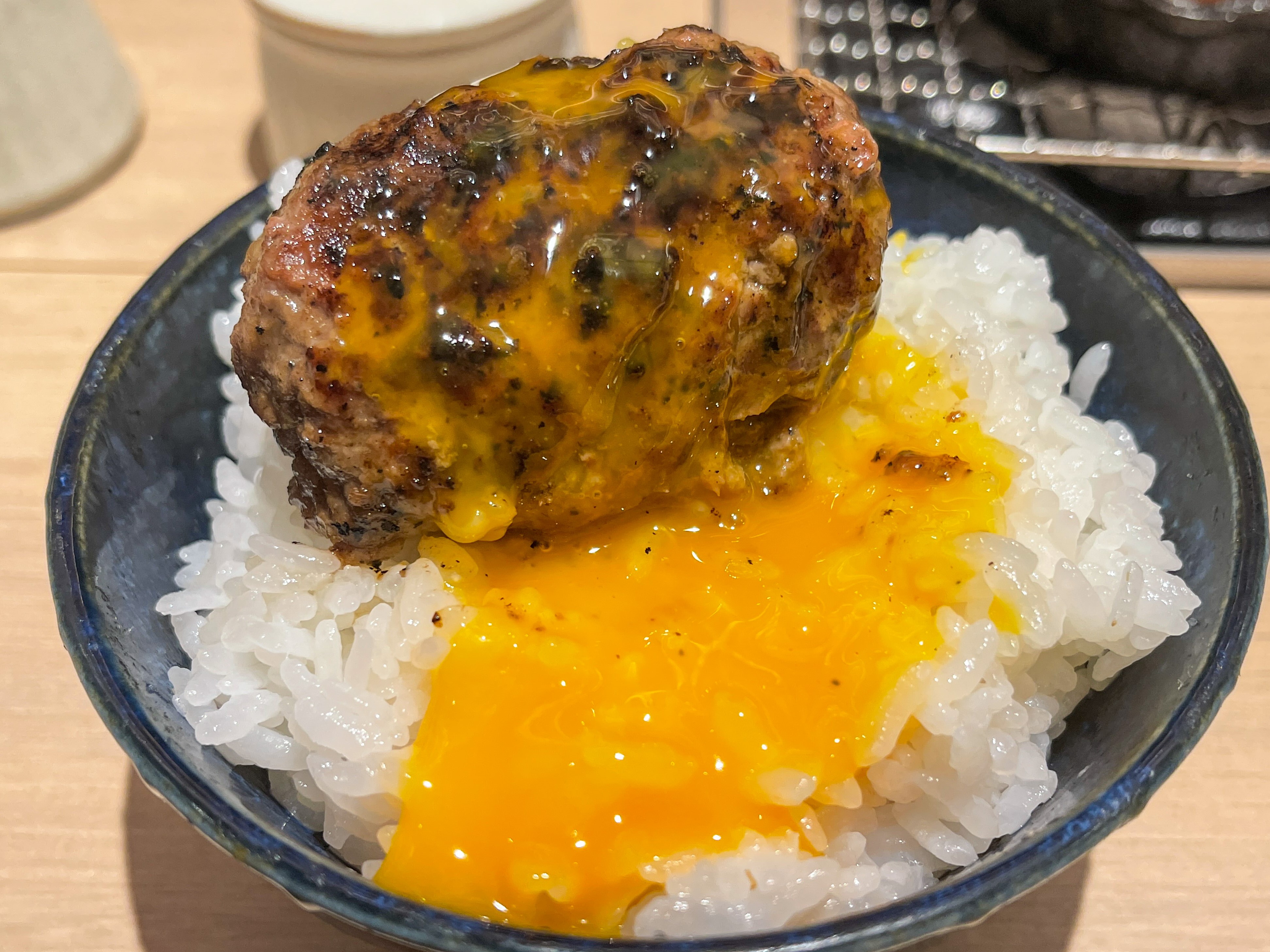 唯一無二の絶品グルメ むにぐるめ ハンバーグ嘉 原宿駅から徒歩9分 炭火焼きハンバーグと羽釜で炊いたご飯を食べられるお店 店内中央で豪快に焼き上げるハンバーグは旨味を閉じ込めたジューシーな仕上がり デミグラスやチーズと絡めたり 卵と