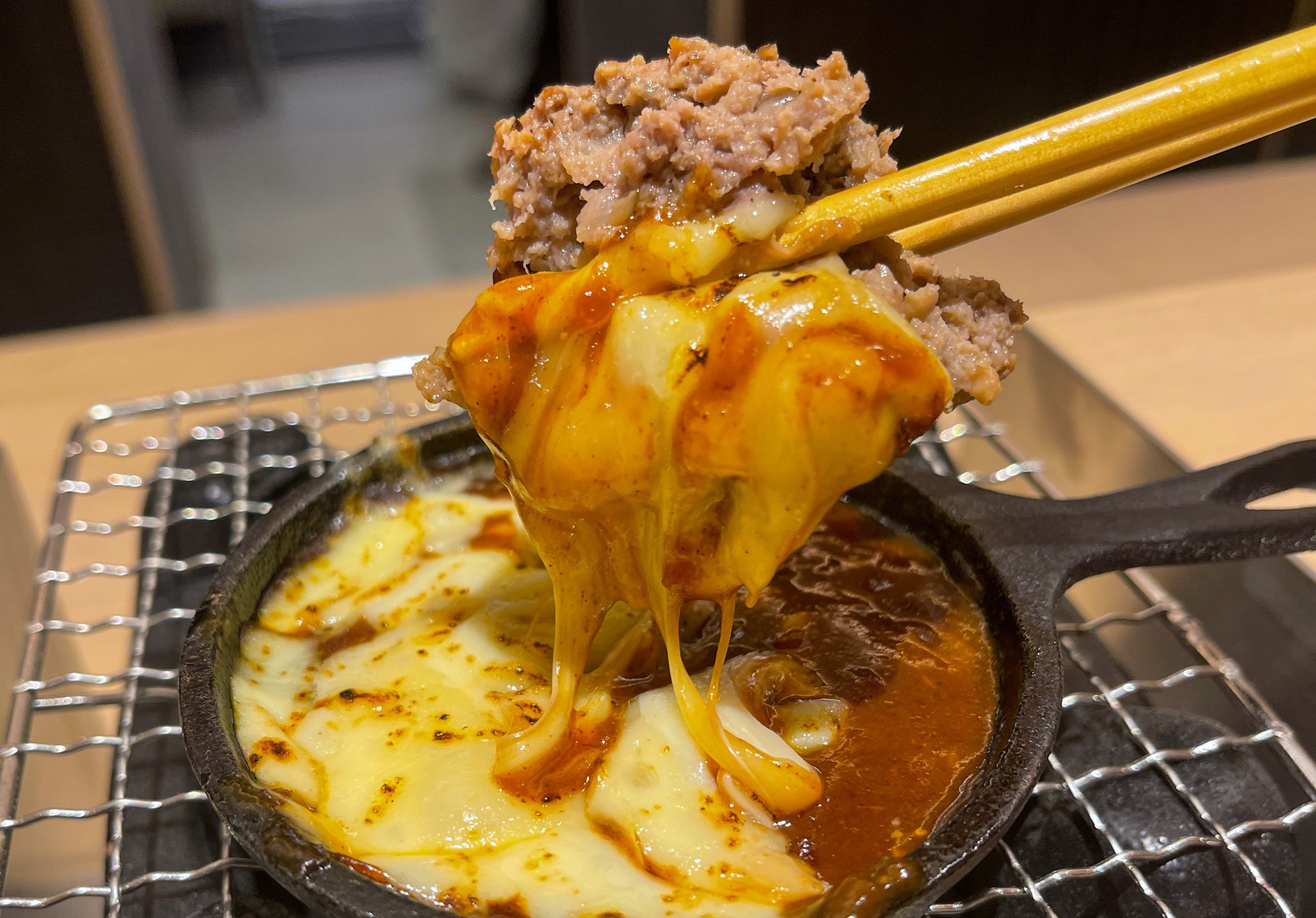 唯一無二の絶品グルメ むにぐるめ ハンバーグ嘉 原宿駅から徒歩9分 炭火焼きハンバーグと羽釜で炊いたご飯を食べられるお店 店内中央で豪快に焼き上げるハンバーグは旨味を閉じ込めたジューシーな仕上がり デミグラスやチーズと絡めたり 卵と