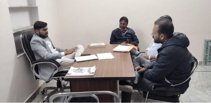 VedbeniwalNohar's tweet photo. प्रदेश कार्यालय जयपुर में तकनीकी शिक्षा विभाग के संदर्भ में @MoE_TEQIPF शिक्षकों का एक प्रतिनिधिमंडल मिला ओर ज्ञापन दिया ।मेने आश्वासन दिया में जल्द माननीय रालोद से विधायक व तकनीकी शिक्षा मंत्री श्री@drsubhashg जी से मिलकर जल्द Teqipशिक्षको को पहले की तरह consolidated रखा जाए 1/2 https://t.co/Kd6n3MsfRp