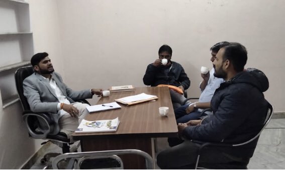 VedbeniwalNohar's tweet photo. प्रदेश कार्यालय जयपुर में तकनीकी शिक्षा विभाग के संदर्भ में @MoE_TEQIPF शिक्षकों का एक प्रतिनिधिमंडल मिला ओर ज्ञापन दिया ।मेने आश्वासन दिया में जल्द माननीय रालोद से विधायक व तकनीकी शिक्षा मंत्री श्री@drsubhashg जी से मिलकर जल्द Teqipशिक्षको को पहले की तरह consolidated रखा जाए 1/2 https://t.co/Kd6n3MsfRp