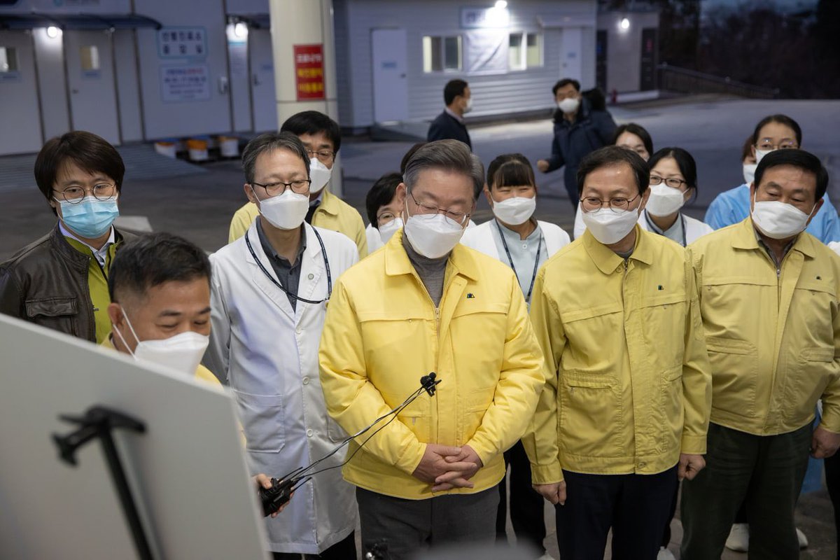 <남원의료원에서 국민의 생명과 건강을 지키고 계시는 의료진 분들을 뵙고 왔습니다. 공공의료 확대는 정치인 이재명의 출발점입니다. 공공의료 확충으로 이윤보다 국민의 생명이 먼저인 나라, 반드시 만들겠습니다.>