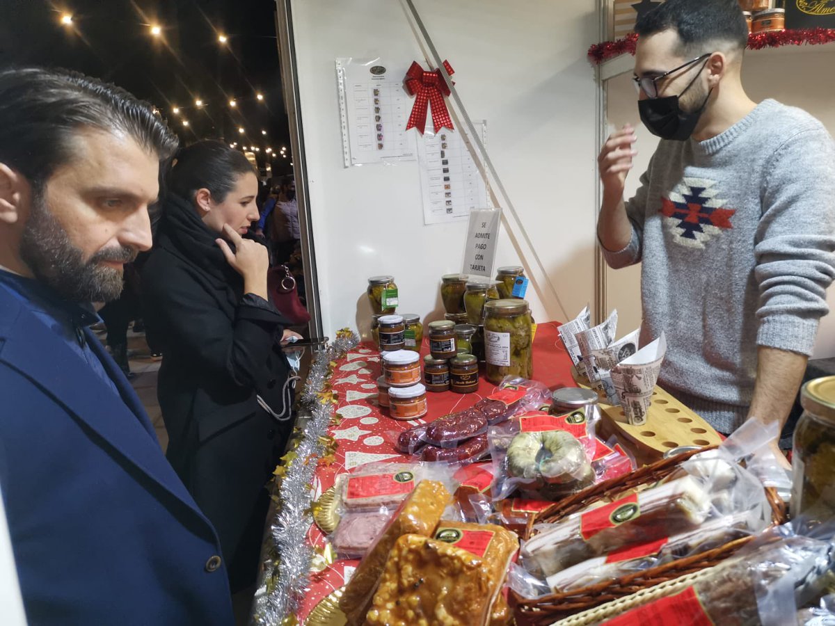 Vox_Almeria's tweet image. Anoche dimos un paseo por la Rambla de Almería para saludar a los comerciantes y mostradles nuestro apoyo.

😋 De paso, compramos deliciosos productos de la tierra para esta Navidad.

¡Lo nuestro primero! 💪🏼🇪🇸