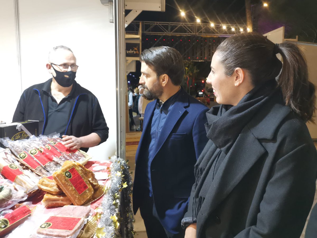 Vox_Almeria's tweet image. Anoche dimos un paseo por la Rambla de Almería para saludar a los comerciantes y mostradles nuestro apoyo.

😋 De paso, compramos deliciosos productos de la tierra para esta Navidad.

¡Lo nuestro primero! 💪🏼🇪🇸