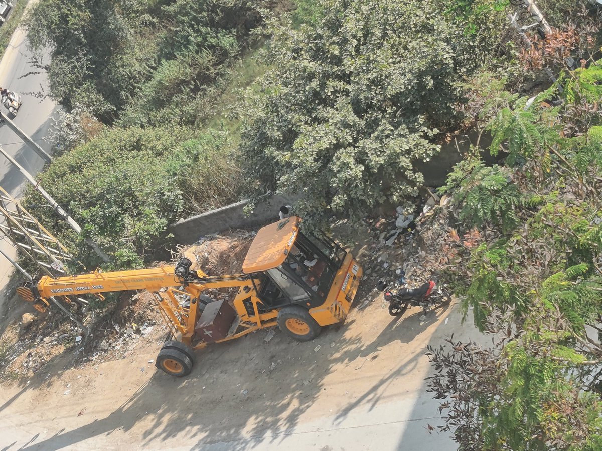 BankuruSuresh's tweet image. One crane is continuously making distabance to our society which is parking on the road from one month. Have informed to GHMC officials but no response till now. They are doing all nonsense and making abuse conversation when requested to remove the vehicle from the 80 feet road.