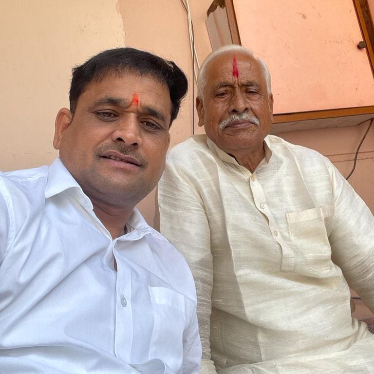 Ashutosh4BJP's tweet photo. खुशी का हर लम्हा पास होता है
जब पिता का साथ होता है..
🙏🙏
पिता धर्मः पिता स्वर्गः ,पिता हि परमं 
तपः।।
पितरि प्रीतिमापन्ने , सर्वा: प्रीयंति देवता ।।
पिता ही धर्म है, पिता ही स्वर्ग है और पिता ही सर्व श्रेष्ठ तपस्या है,
पिता के प्रसन्न हो जाने पर सारे देवता प्रसन्न हो जाते हैं https://t.co/riHiygC98j
