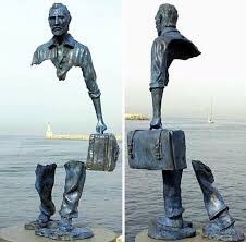 marimorecas's tweet photo. Estatua del francés Bruno Catalano que simboliza el vacío que produce en el ser, el verse obligado a abandonar tu casa, tu vida, tu tierra, tus raíces. El exilio te arrebata el alma. #SOSNicaragua .  @traficoni https://t.co/GZdOrDr88V