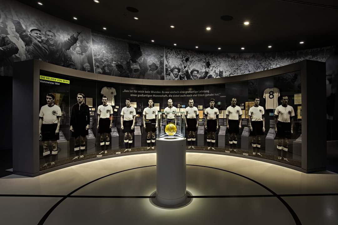 fussballmuseum's tweet photo. Vereint im Fußballhimmel.
#wundervonbern #wm1954 #weltmeister #horsteckel #ruheinfrieden https://t.co/JW5BfOAHct