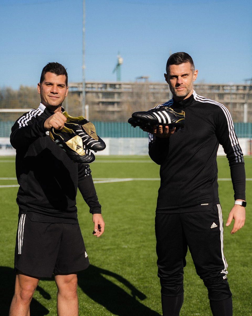 PedroMayo25's tweet photo. Olvidad por un momento a esos dos tiarrones de la foto (sé que es difícil). Centraos en las botas. Remake de @adidasfootball llamado #legendspack
👉 PREDATOR PULSE // 2004
👉 ADIPURE 1 // 2007
No es algo visual, son realmente las botas de hace más de una década. https://t.co/aB65xcA8HC