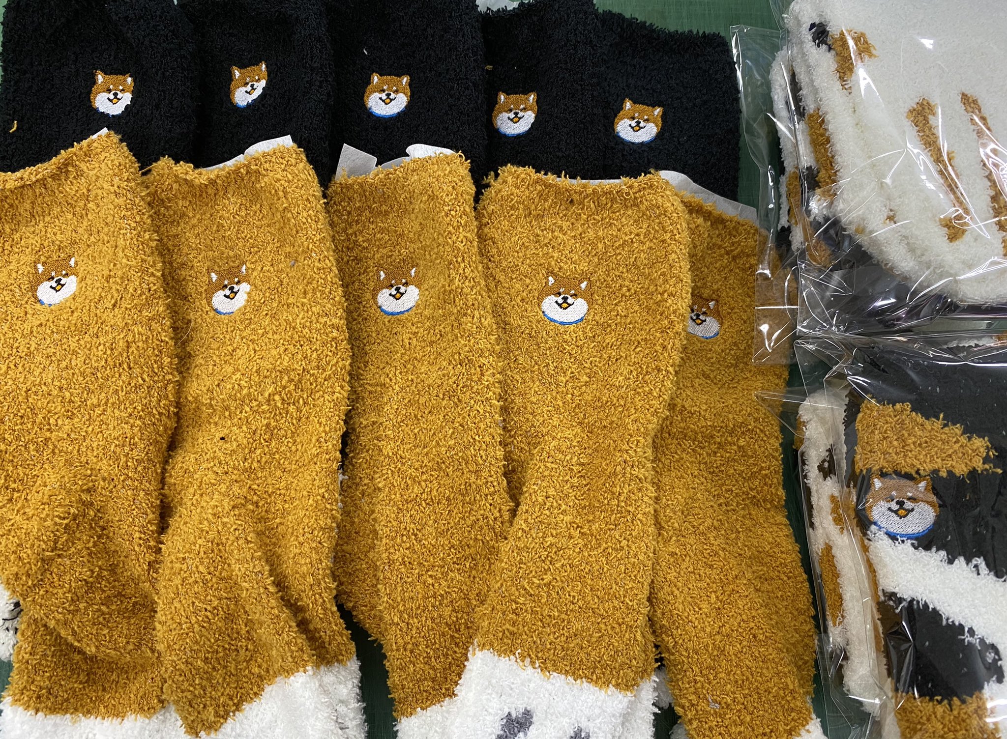 No 885 ⌘ クリスマスレジンヘアゴム ⌘ ♪(๑ᴖ◡ᴖ๑)♪ クリスマスレジン】レジンシール やカラーアートレジンレシピ