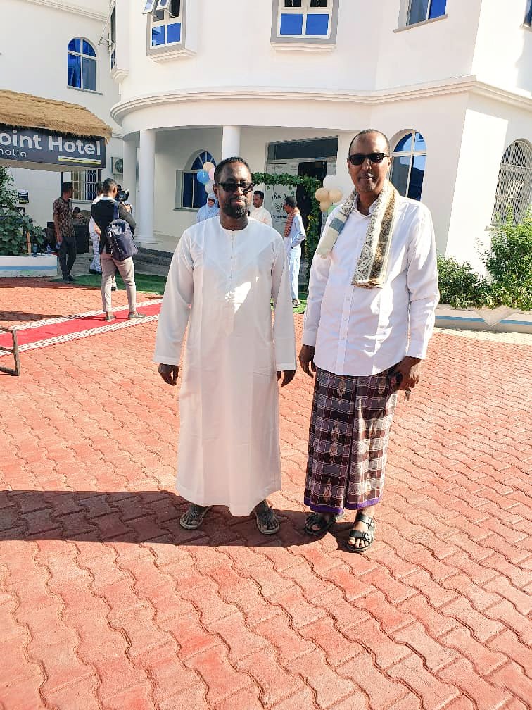 alihwarsame's tweet photo. With Ustaad Dayib Ali at the front gate of #Dreampoint #Hotel. https://t.co/p5sftNeRf0
