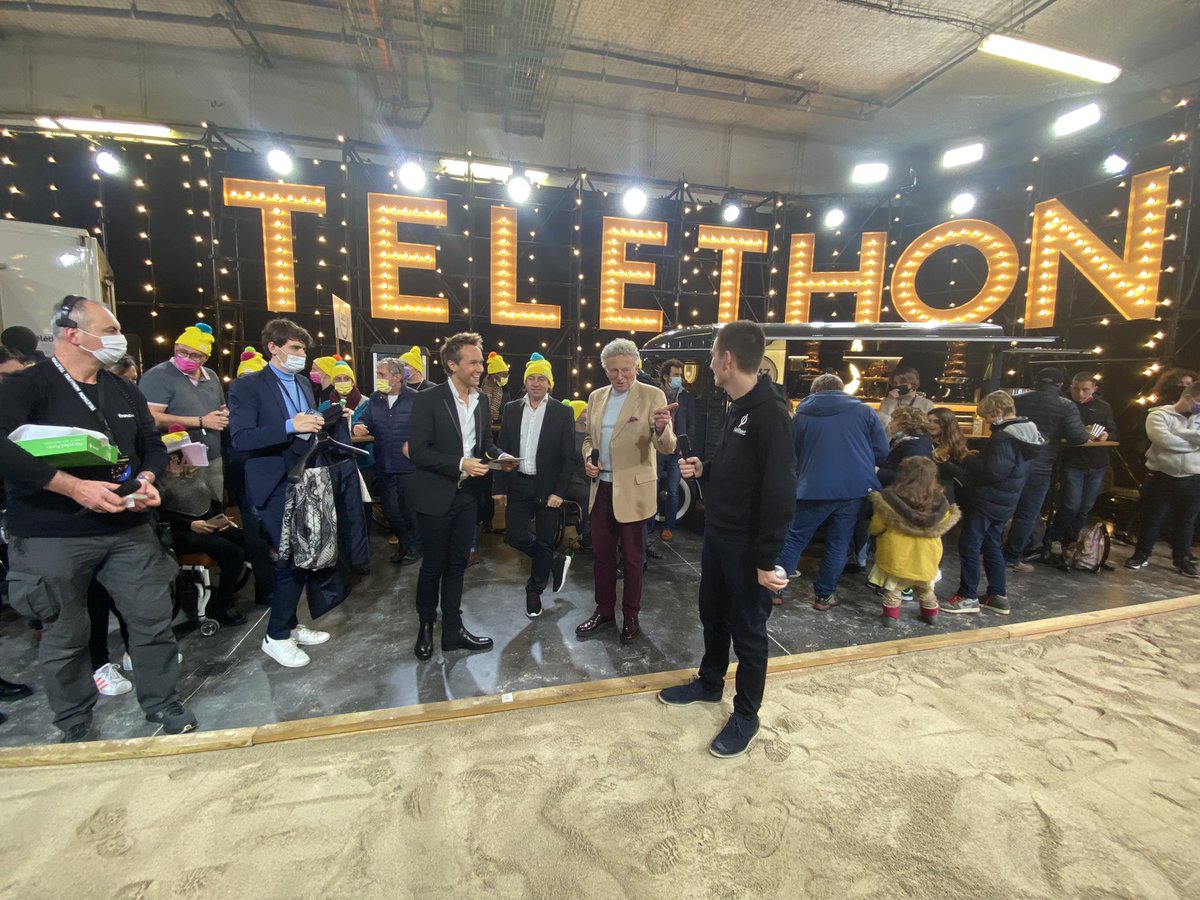 Francetele's tweet photo. 💛📸 Les coulisses du #Téléthon2021 hier

La guinguette du Téléthon, les défis et l'équipe météo mobilisée pour recueillir les dons ! 

Pour donner :
💻https://t.co/zat6xkVDKq https://t.co/RagyFVz4mZ
