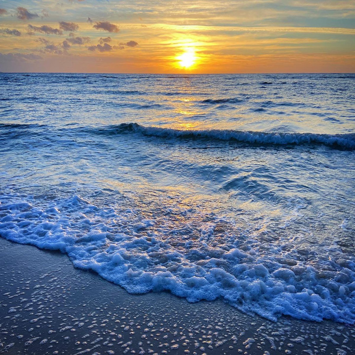 AquaGirl72's tweet photo. Sunset 🌅 #thatglow💫 #dancinglight #sunset https://t.co/36IBZFdiDo