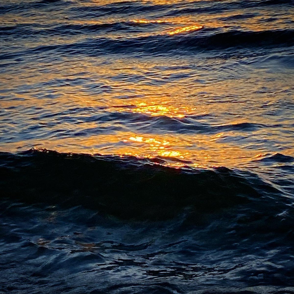 AquaGirl72's tweet photo. Sunset 🌅 #thatglow💫 #dancinglight #sunset https://t.co/36IBZFdiDo