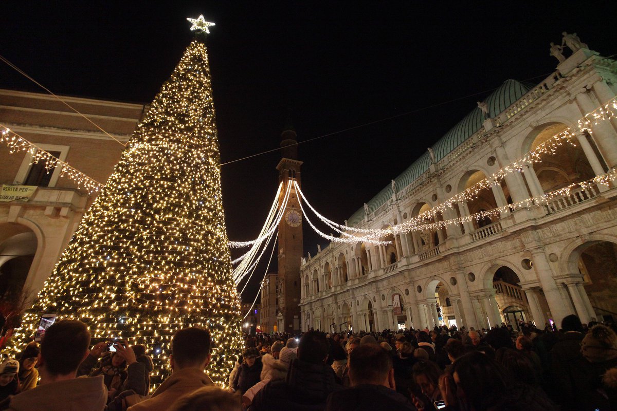TurismoVeneto's tweet photo. 🎅#NataleinVeneto
 
🎄Anche a #Vicenza si respira la magica atmosfera dell'Avvento. Nel centro storico troverete i piccoli chalet di legno dei mercatini di Natale mentre il Villaggio Incantato farà la gioia dei più piccini.
 
Per info: https://t.co/6MO3Q4hflb
 
#VisitVeneto https://t.co/r9KRszkrTN