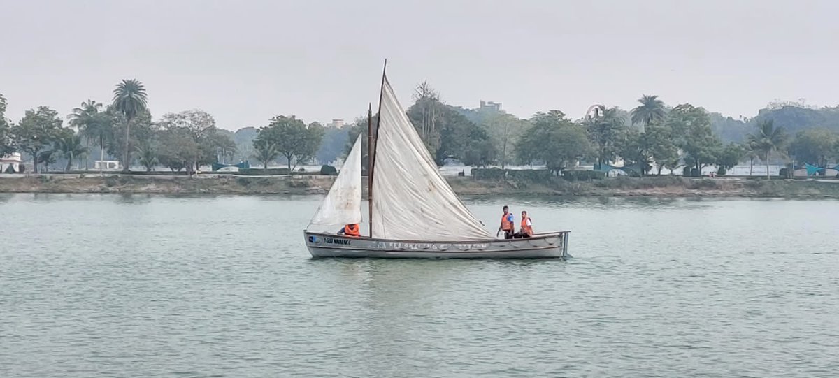 NCC_Dte_Gujarat's tweet photo. #NCCGUJARAT
#NAVYDAY2021
#Azadikaamrutmahotsav
To mark the Navy Day &amp; 75 yrs of Independence cadets of 1 Guj NU, Guj Dte conducted sailing at Kankaria lake with Whaler,Enterprise Class,rescue boat &amp; 03 Kayaks.
@DefencePRO_Guj
@HQ_DG_NCC
@Cmoguj @Bhupendrapbjp
@jitu_vaghani https://t.co/yz4J5fnkVB