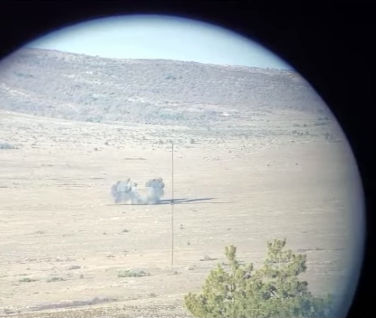 CDC3RAMa's tweet image. CLEARED HOT! Une grande première sur le camp de #Canjuers!
Du 30 nov. au 1er déc, intégrée dans une manœuvre tactique interarmes, une équipe JTAC du #3RAMa a délivré des tirs réels de GBU-12 lors d’un entraînement CAS avec les Rafales Marine de la 17F du GAé. #PrépaOps #ÊtrePrêts