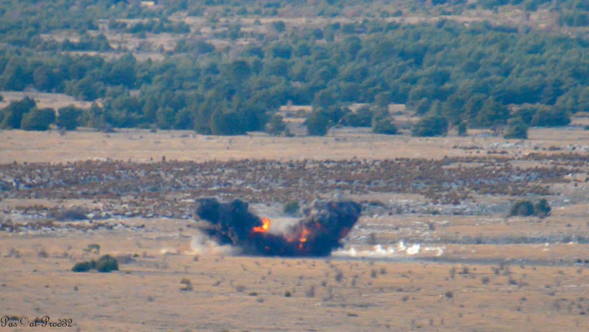 CDC3RAMa's tweet image. CLEARED HOT! Une grande première sur le camp de #Canjuers!
Du 30 nov. au 1er déc, intégrée dans une manœuvre tactique interarmes, une équipe JTAC du #3RAMa a délivré des tirs réels de GBU-12 lors d’un entraînement CAS avec les Rafales Marine de la 17F du GAé. #PrépaOps #ÊtrePrêts