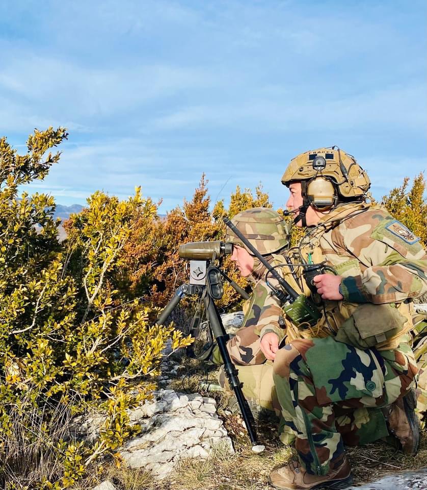 CDC3RAMa's tweet image. CLEARED HOT! Une grande première sur le camp de #Canjuers!
Du 30 nov. au 1er déc, intégrée dans une manœuvre tactique interarmes, une équipe JTAC du #3RAMa a délivré des tirs réels de GBU-12 lors d’un entraînement CAS avec les Rafales Marine de la 17F du GAé. #PrépaOps #ÊtrePrêts