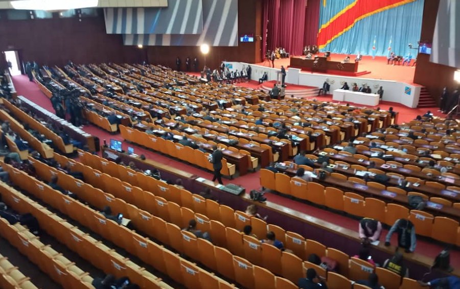 Dnyamabo's tweet photo. Assemblée Nationale ou Association de délinquants et de voyous ? Des adultes sans retenue qui ne savent ni contrôler leurs langages ni peser leurs mots. Et on vous appelle "honorables". https://t.co/DQFFVSilBI