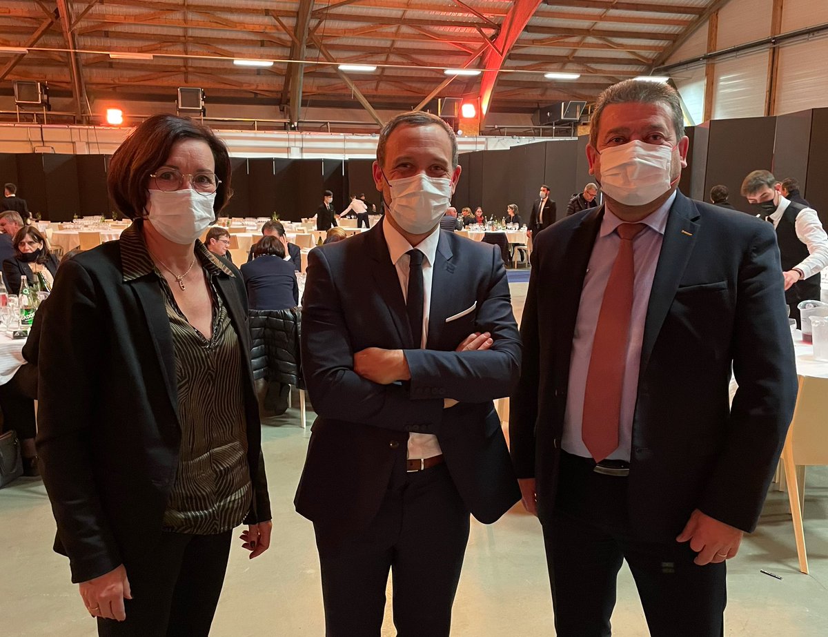 DaugeValerie's tweet photo. #AssisesADF 📷 du #binôme @DaugePichon aux côtés d’@AdrienTaquet. @AlainPichon86 #Président le convie dans la #Vienne : ✍🏼 de la « Convention pour la prévention et la protection de l’enfance » avec le @departement86 en Janvier prochain. https://t.co/QEWCHEFSmZ