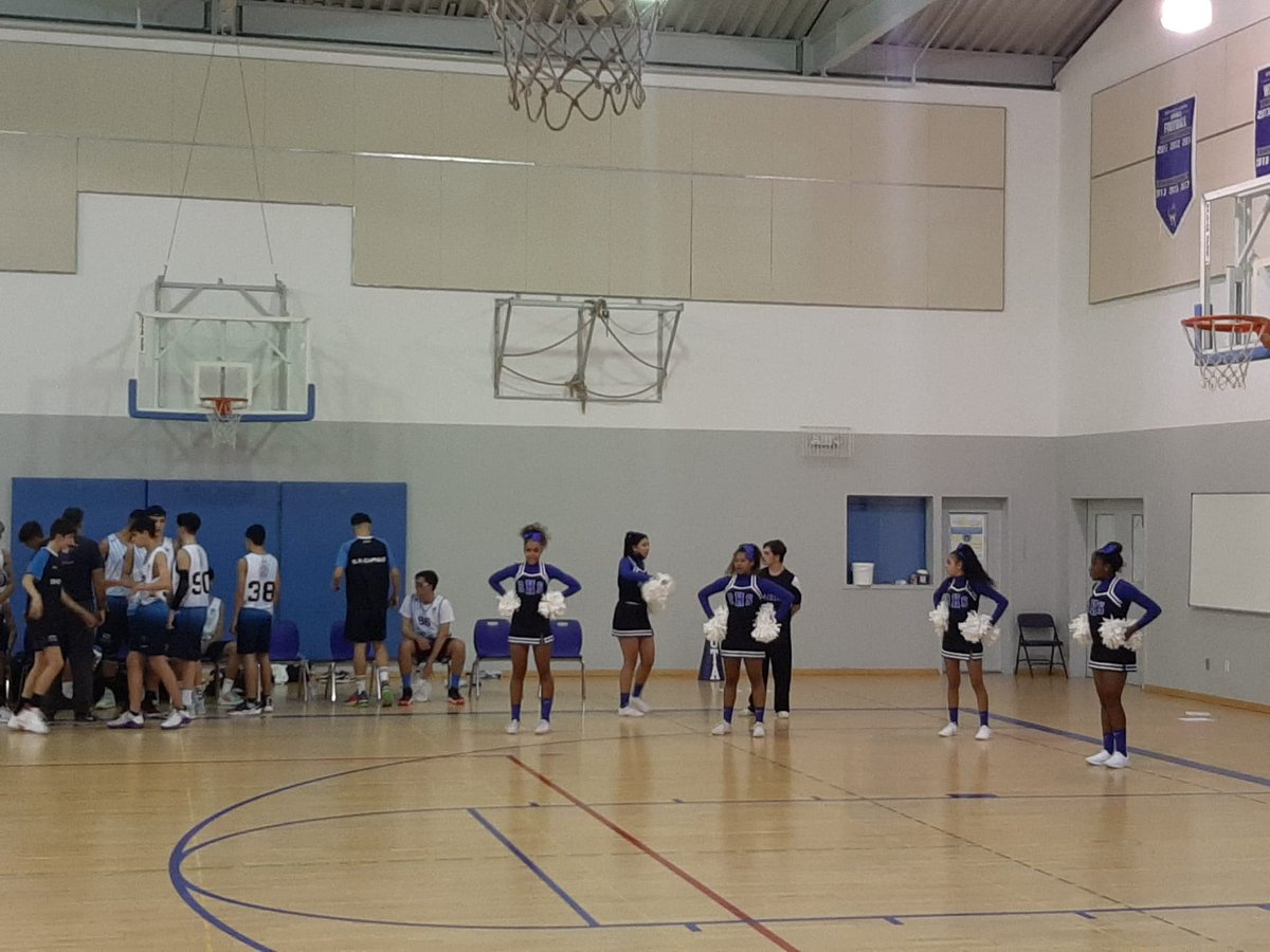 CBCIMBIS's tweet photo. Gran tarde de basket ayer en la Base Naval de Rota.
El cadete #MatEnglish se enfrentó a los Admirals, en un gran ambiente y muy americano.
El post partido, en Pizza Villa como no puede ser de otra forma.
Gracias por la invitación chicos. 🇺🇸🇪🇸
#BuenosYGuapos #CanteraTurquesa https://t.co/YpWCGdaFA0