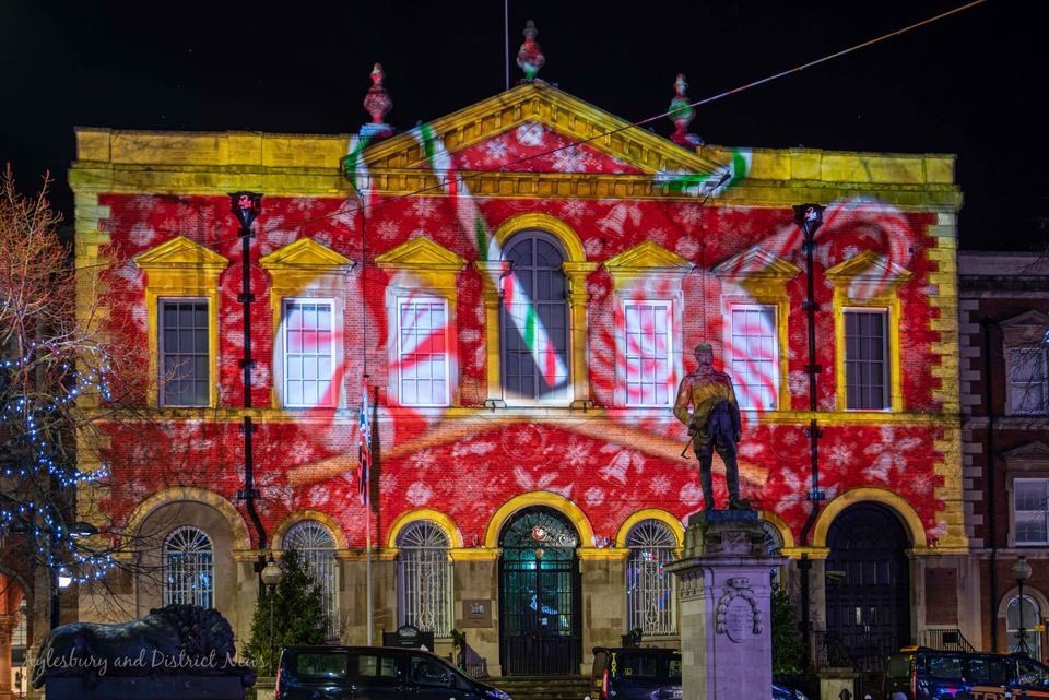 AylesNews's tweet image. THE OLD COURTHOUSE LIT UP FOR CHRISTMAS 
A fantastic festival projection which lasts for around 4 minutes each cycle is being projected onto the Old Courthouse Market Square this Christmas. Running time is between 4.30pm to 11pm until the 12th night. #Aylesbury #Buckinghamshire