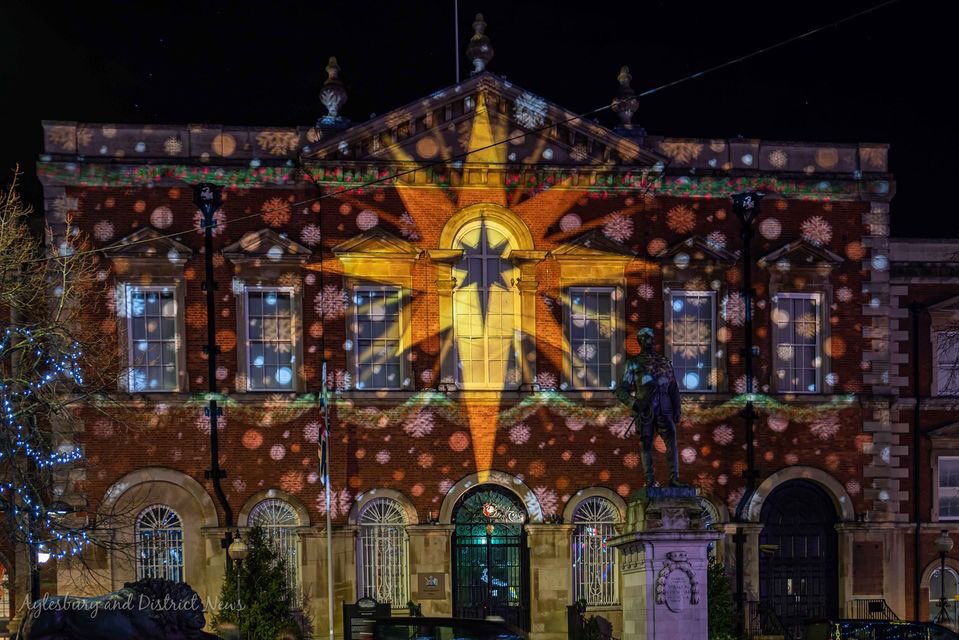 AylesNews's tweet image. THE OLD COURTHOUSE LIT UP FOR CHRISTMAS 
A fantastic festival projection which lasts for around 4 minutes each cycle is being projected onto the Old Courthouse Market Square this Christmas. Running time is between 4.30pm to 11pm until the 12th night. #Aylesbury #Buckinghamshire