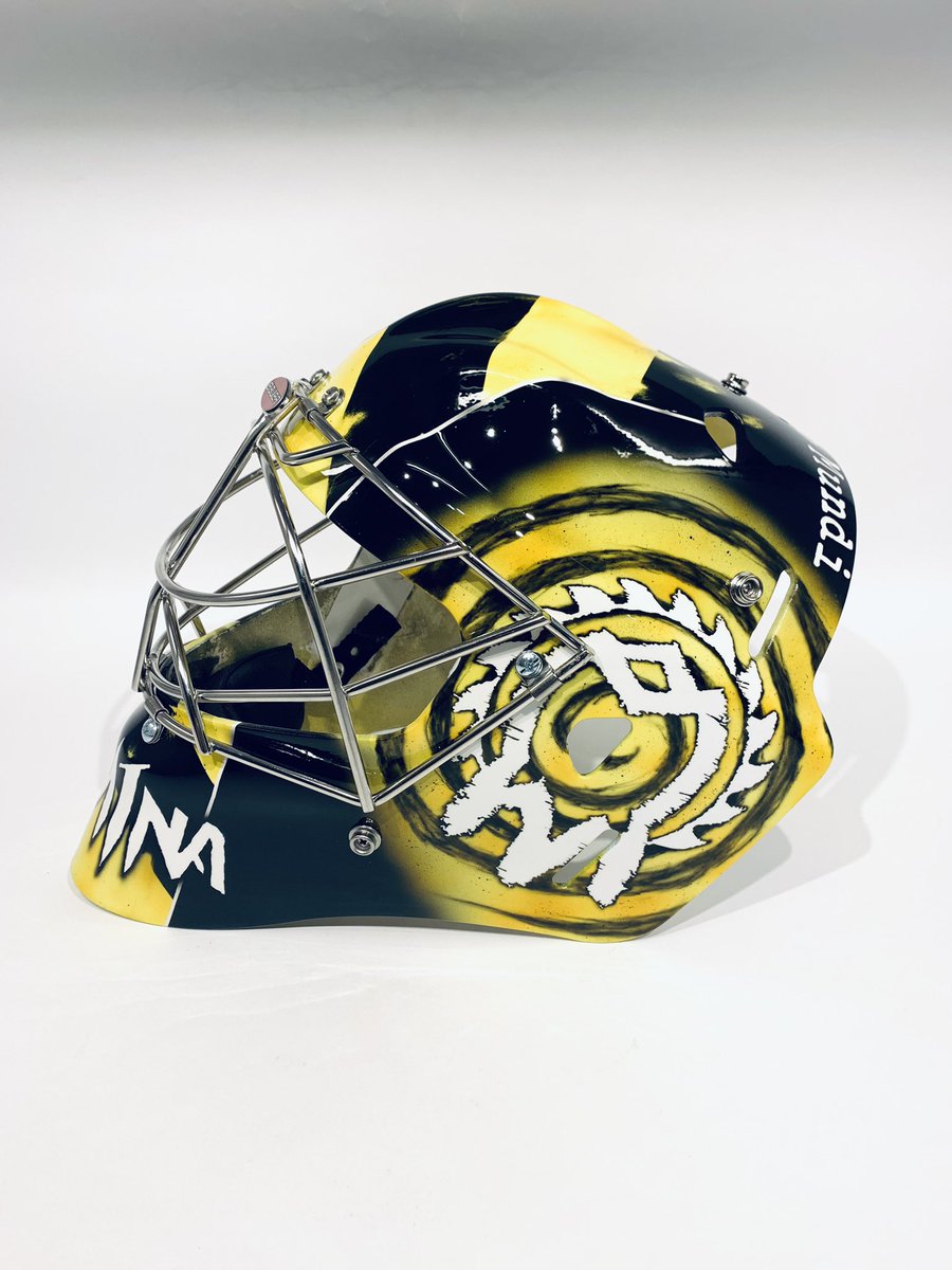 TemeDesign's tweet photo. -Sirkkeli-
Tero Lintunen
Team:
Mask: ReidiC
2021

Stam1na-fanille maski bändin uusimman levyn teemalla. Sirkkeli-hammasta sivuihin ja kansikuva takalevyyn. Hyrden kitaran varoitusraitaa keskilinjaan. #stam1na 🤘🏻@Lemin_Stam1na #novusordomundi #temedesigns https://t.co/PFgRgunwBU