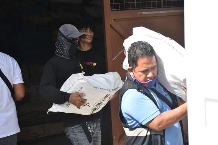batspiocapitol's tweet photo. TINGNAN: Ipinagkaloob ngayong araw, ika-4 ng Disyembre 2021, ang hatid na Pamaskong Handog para sa mga Barangay Tanod mula sa Unang Distrito ng Batangas, na isinagawa sa Bayan ng Balayan, Batangas.
#HelpInMotion https://t.co/JF3jcqijVl
