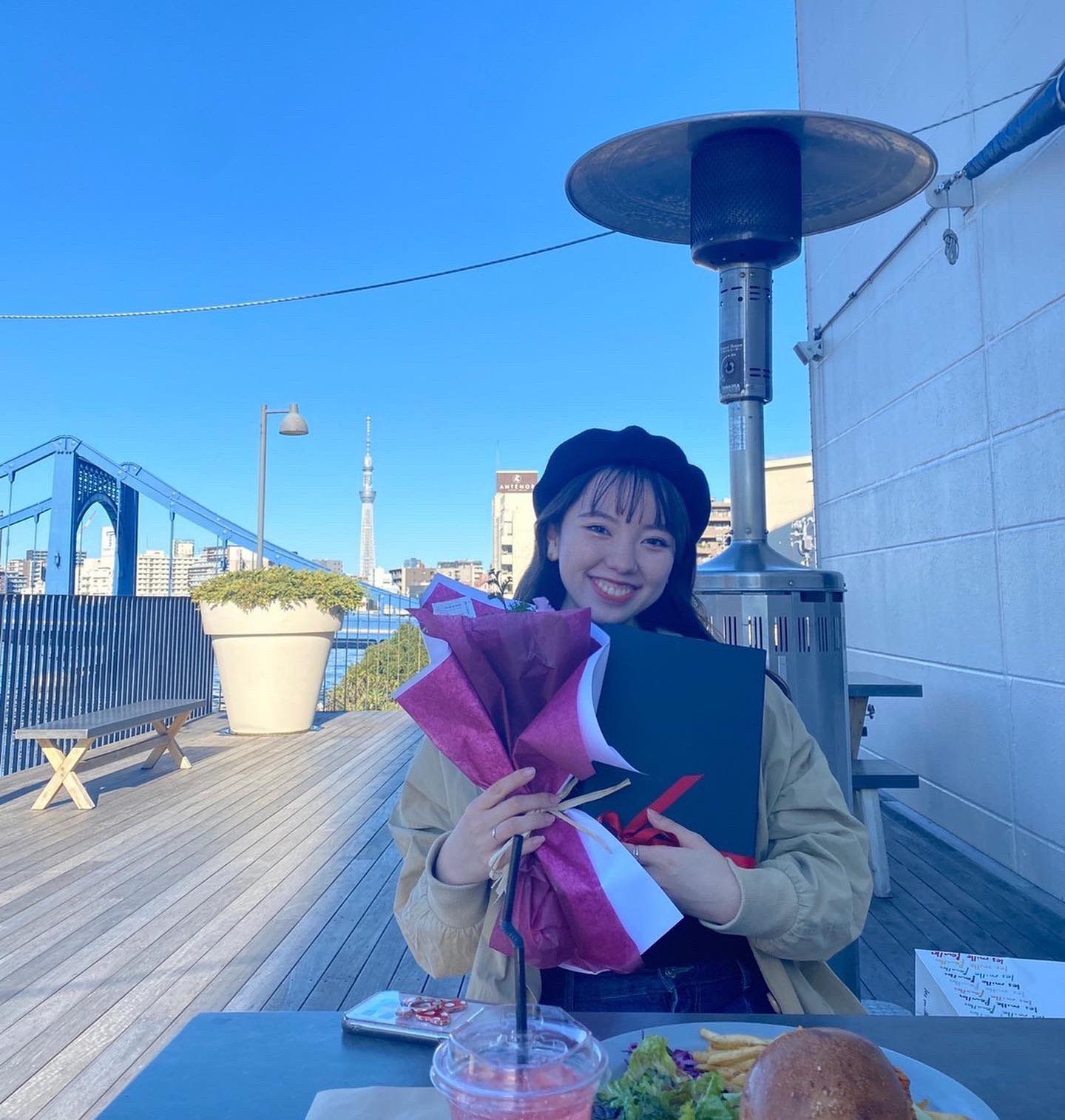 まゆか スカイツリー見える とってもいい天気でご飯食べてきました 誕生日プレゼントももらえて幸せ T Co Pzttgka6gf Twitter