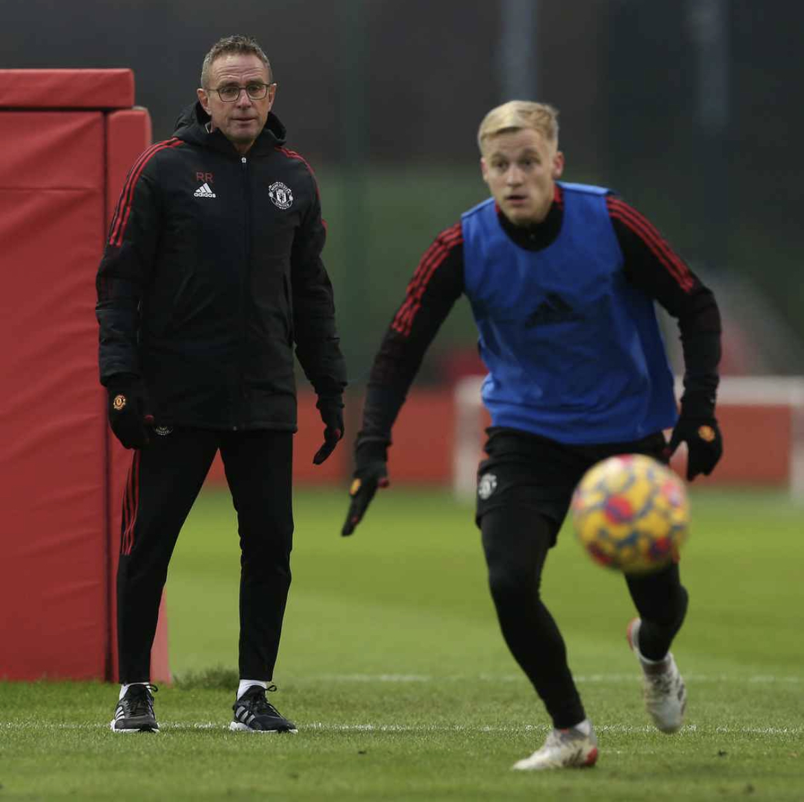 MUFCScoop's tweet photo. Van de Beek in training #MUFC https://t.co/cQ2nIgkaxZ