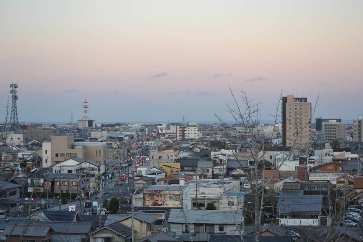 松阪の街。本居宣長は松阪のことを「こんな都会そんなにあらへんぞ」と評する一方「道がまっすぐやないからあかん」という辛辣なコメントもなさっている。名作「端原氏城下絵図」は、そんな宣長さんの理想が反映された空想地図なのでしょう。 