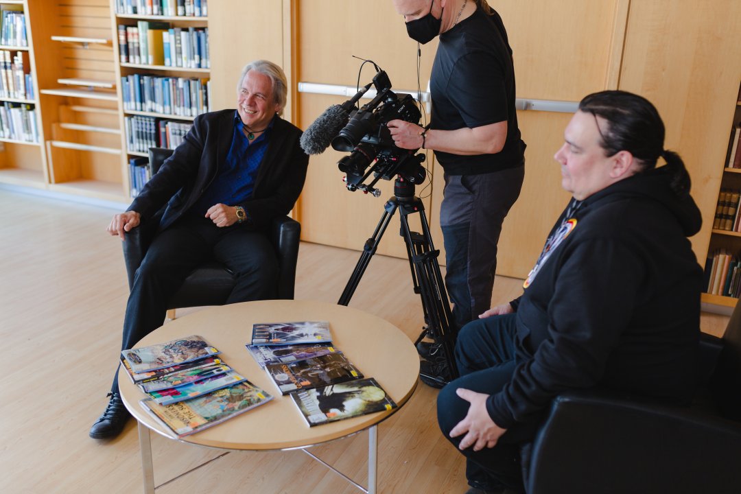 GoingnativeTv's tweet photo. Niigan Sinclair discussing Indigenous comic books with Drew at the University of Manitoba! Do you have a favourite comic? #GNTV #GNTVS2 #APTN #APTNlumi #GoingNativeTV #indigenouspeople #wetsuwetenstrong #firstnation #aboriginal #Season2Teaser #NiiganSinclair #IndigenousComics https://t.co/SqJdvk2Pfe