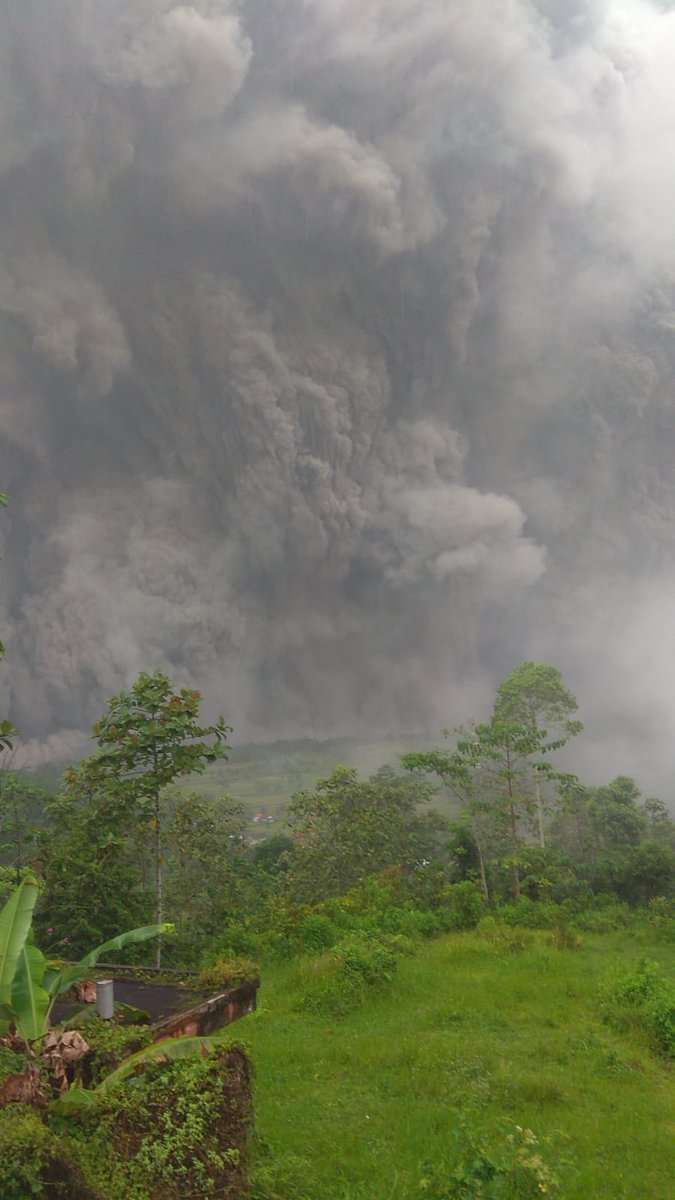 sayazainn's tweet photo. stay safe kawan² yang disekitar Semeru https://t.co/e8Y8romvTx