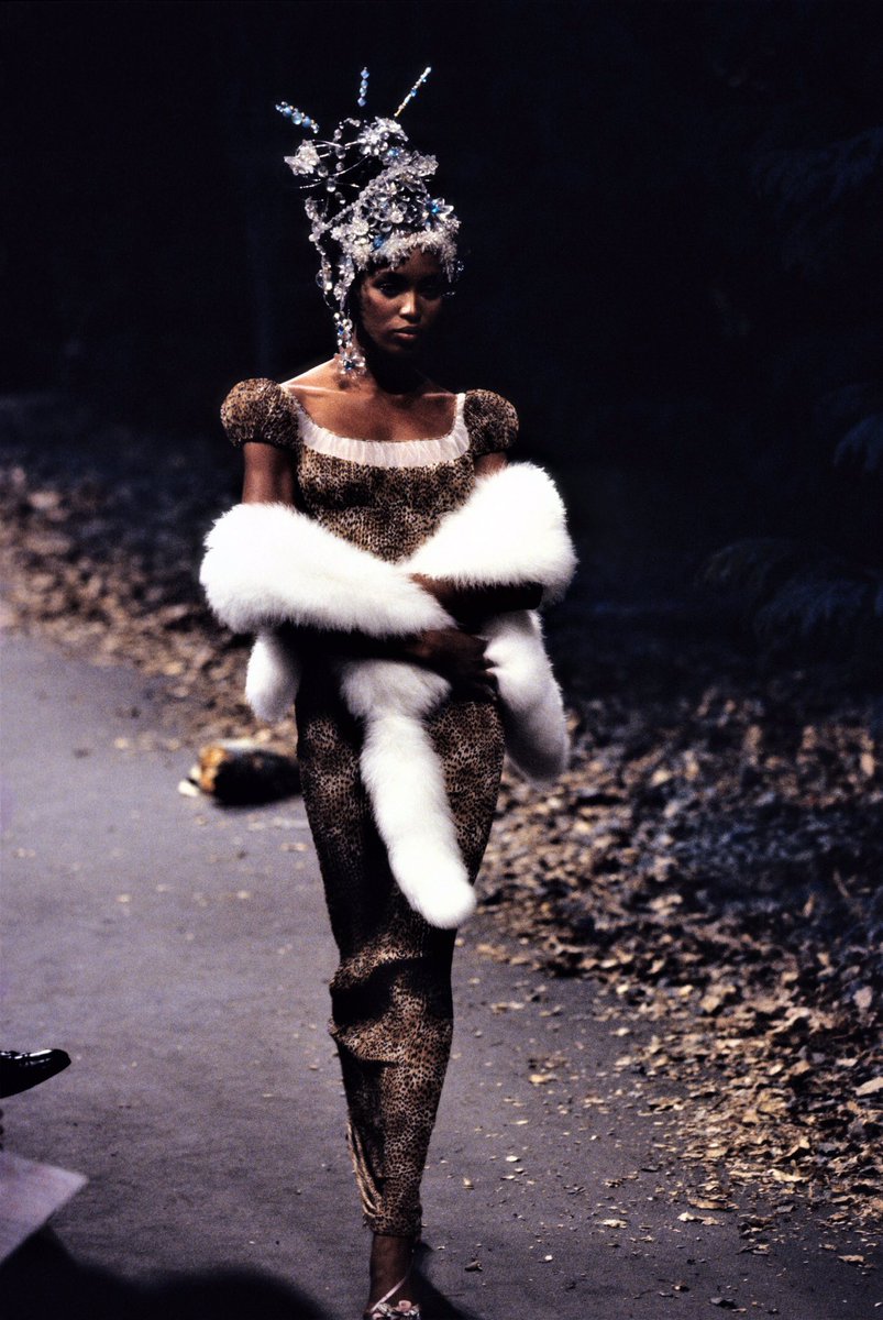 ilariaaconte's tweet photo. Givenchy Fall 1996 Couture https://t.co/cyyRa74YqQ