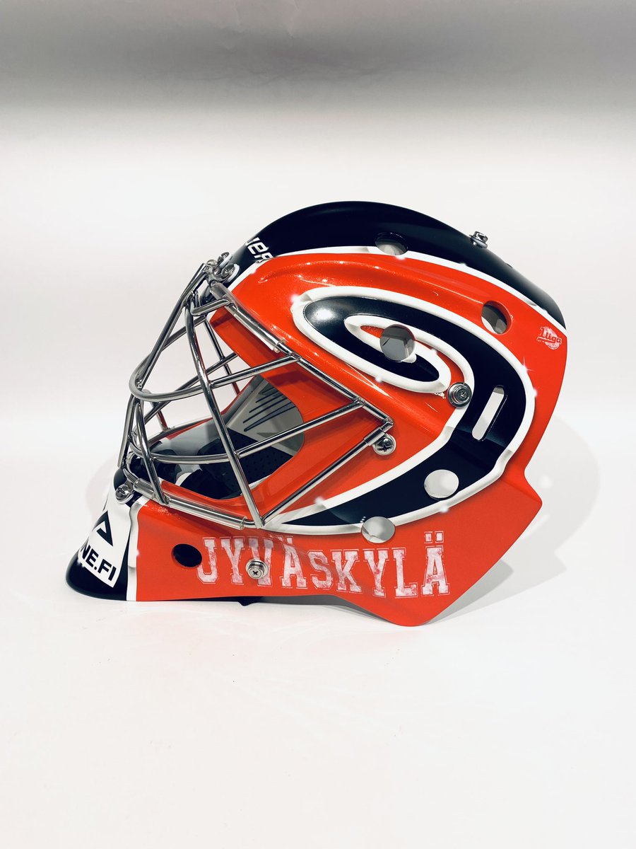 TemeDesign's tweet photo. -Roses Are Red-
Markus Ruusu
Team: JYP Jyväskylä, Liiga
Mask: Bauer 960XPM
2021

Jo viime kaudella hieman pohdittiin punaista maskia ja tälle kaudelle se tehtiin. Markuksen suunnittelema simppeli maalaus! #liiga #JYP @JYPJyvaskyla @liiga @MarkusRuusu #temedesigns https://t.co/Xe23Vs9YsI