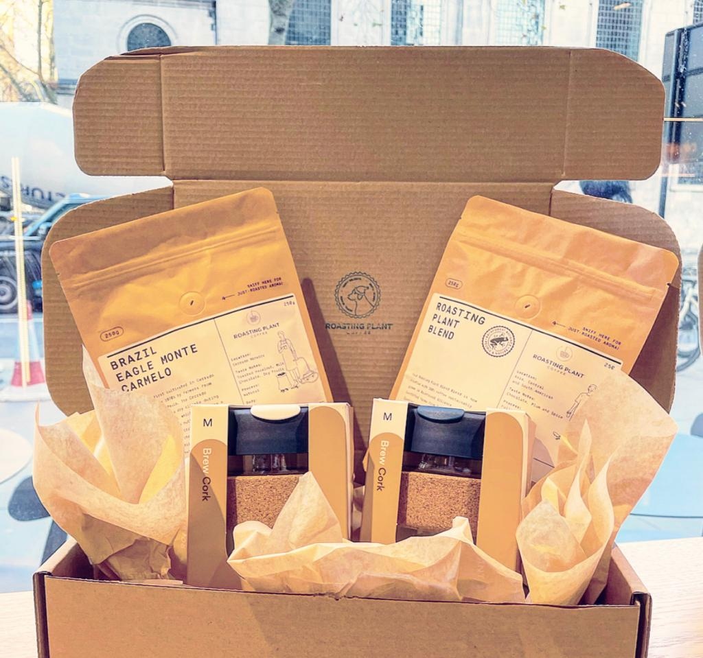 roastingplantuk's tweet photo. All I want for Christmas is  ̶y̶o̶u̶ the freshest coffee in London 💙

Not only does our Festive Gift Box come with 2 x 250g coffee beans of your choice, you’ll also get 2 x 12oz Roasting Plant @keepcup

Available now in our London Bridge, Strand, and Selfridges Foodhall shops 🎄 https://t.co/MliKS8GwAX