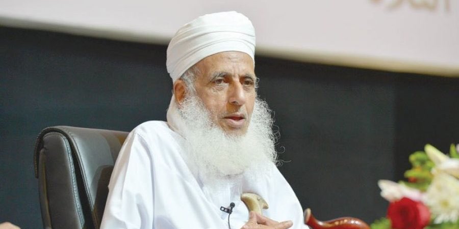 توالى ظهور الموسوعات الشرعية #العُمانية عبر الحقب التاريخية على يد علماء #عُمان وأفذاذها. 
وكان آخرها ظهوراً موسوعة "برهان الحق" لسماحة الشيخ العلامة أحمد بن حمد الخليلي.
تقع الموسوعة في 16 جزءاً، وضمت دراسة معمّقة في تأصيل العقيدة الإسلامية، ودفع الشبه عنها.