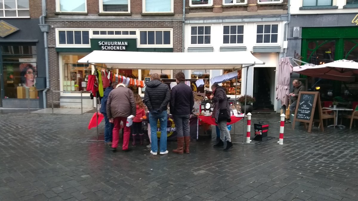 Vandaag op de markt in Zutphen: heel veel lootjes, hele mooie prijzen en twee hele enthousiaste dames. Kom je ook langs?