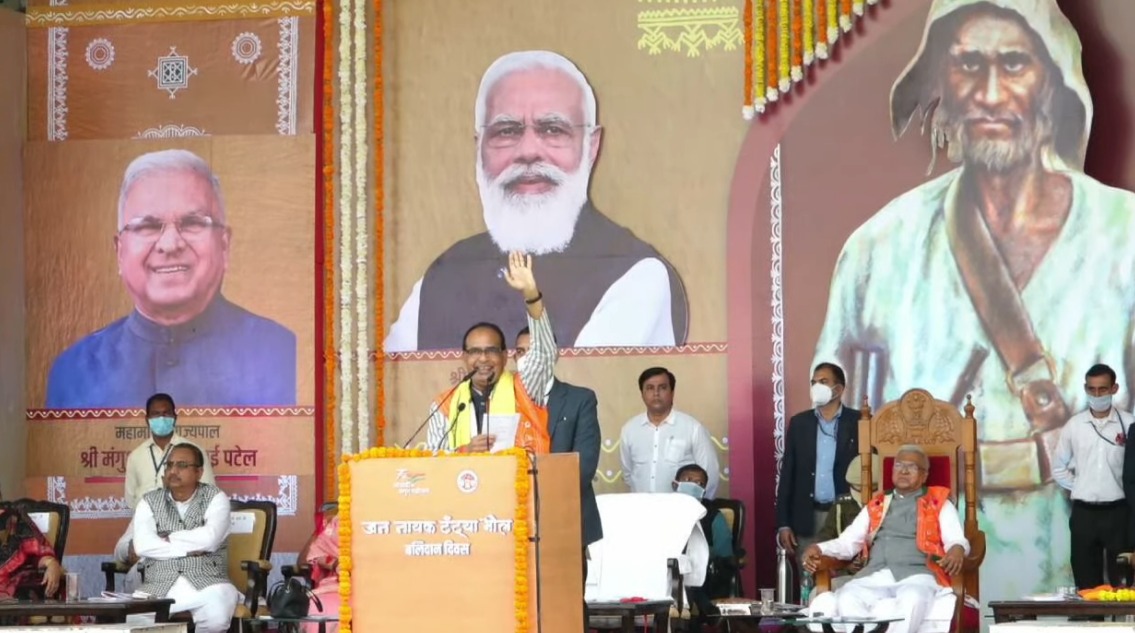 WelfareTribal's tweet photo. राशन गाड़ी में राशन भरकर आपके गांव आएगा। गाड़ी जनजातीय बेटे-बेटियां चलाएंगे। गाड़ी के लिए ऋण की गारंटी सरकार देगी, मार्जिन मनी भी सरकार देगी: मुख्यमंत्री श्री @chouhanshivraj

#KrantiSuryaGauravYatra 
#टंट्या_मामा https://t.co/sSECZ8wUye