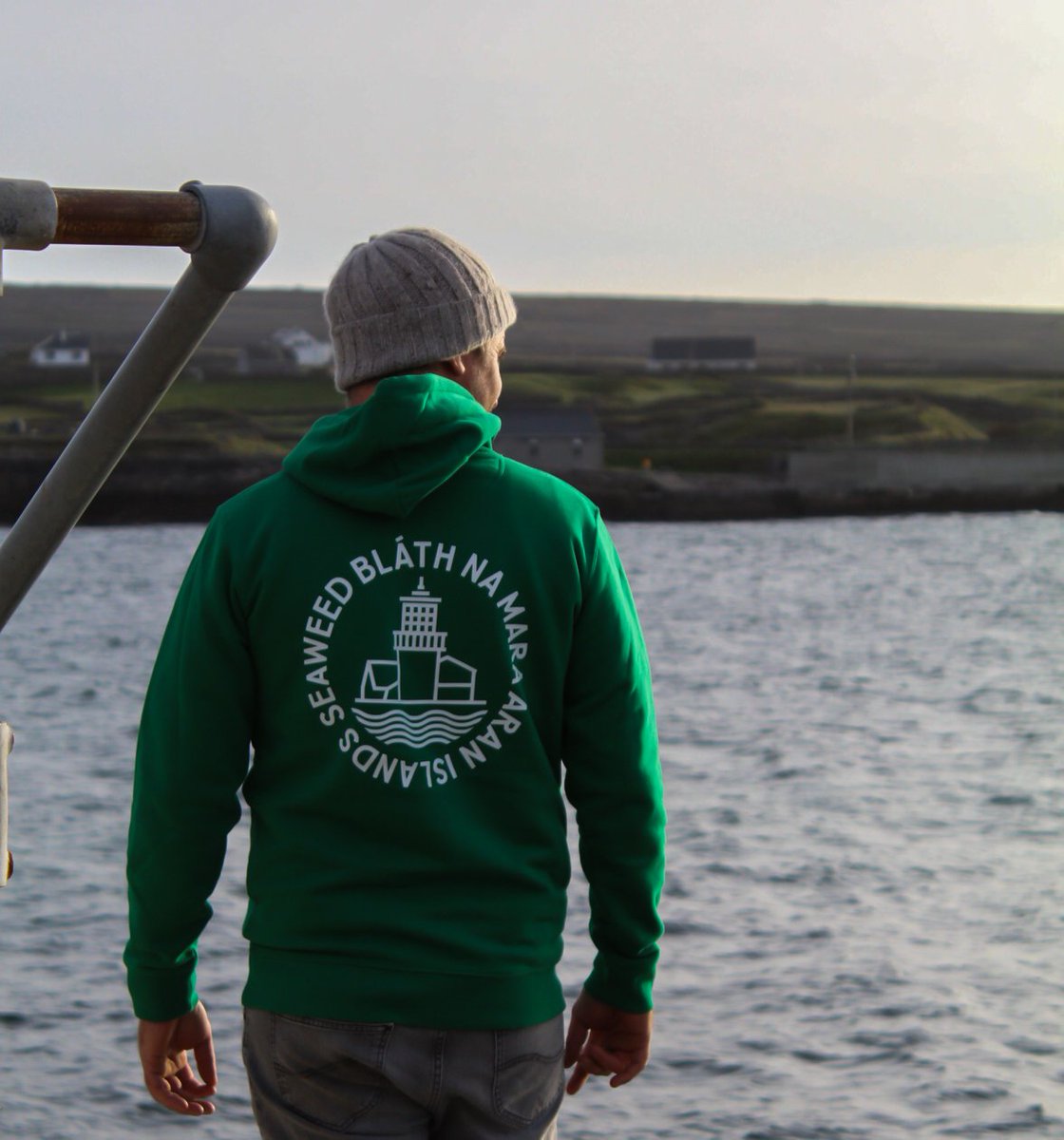 Its feckin freezing outside today! Get your cozy Bláth na Mara Lighthouse hoodie on the website and keep yourself, or the family and friends warm for Christmas 🔥 #aranislands #greenchristmas #galwaybay #arangeansaí