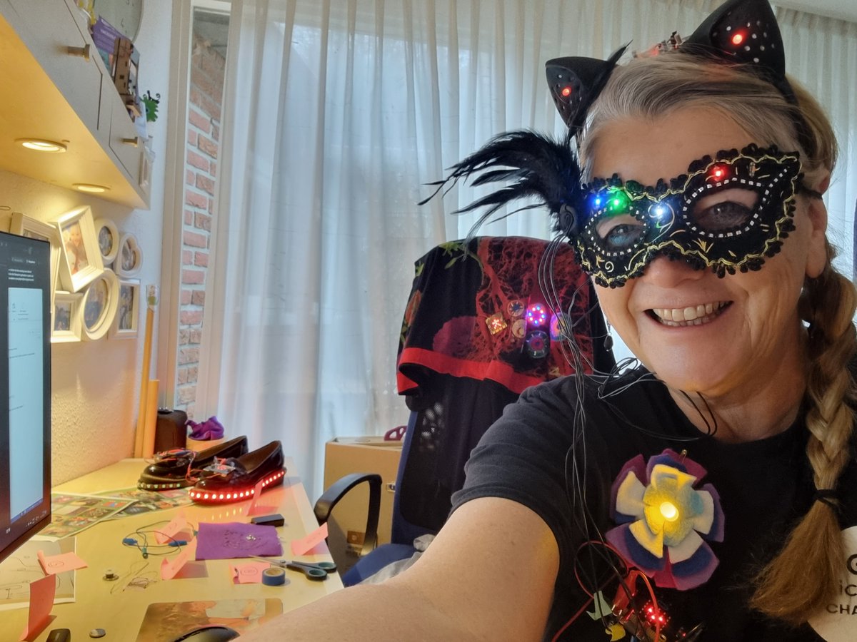 4pip's tweet image. All set  for my &quot;10 tips to make wearables&quot; on #microbitLIVE #making #fun #wearables. #microbit . All the tips are numbered. So i will not forget one. (i hope).
