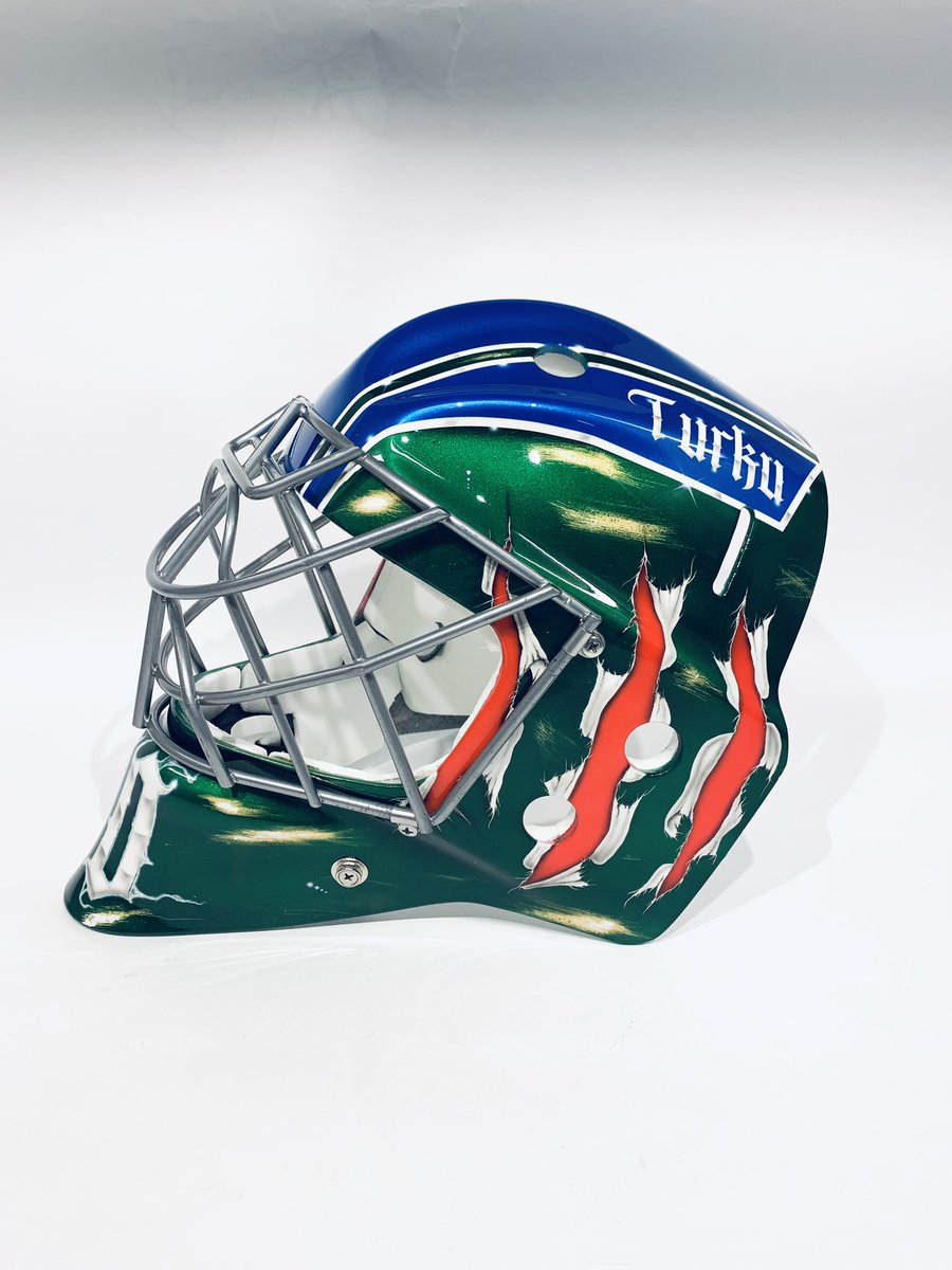 TemeDesign's tweet photo. -KisTuTo-
Pertti Paakki
Team: TuTo U17 Akatemia
Mask: REY
2021

Maskin tullessa maalaukseen oli hieman epävarmuutta millä nimellä joukkue pelaa, joten yhdistettiin Kisureiden ja TuTon värejä. Takalevyyn lemmikki-hamsterit. @KisuritHockey #turku #tutoakatemia #temedesigns https://t.co/lLHF7NO88u