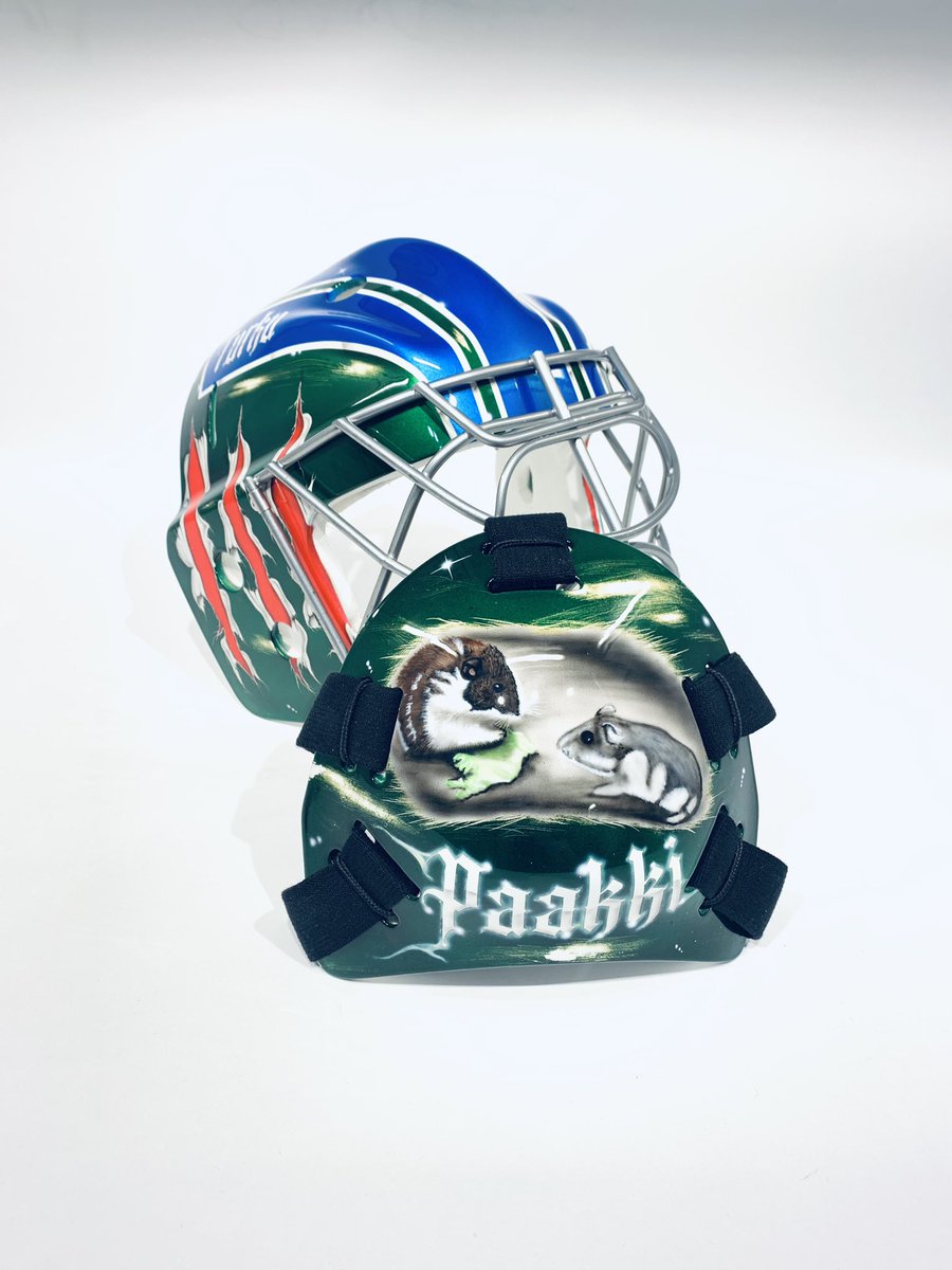 -KisTuTo-
Pertti Paakki
Team: TuTo U17 Akatemia
Mask: REY
2021

Maskin tullessa maalaukseen oli hieman epävarmuutta millä nimellä joukkue pelaa, joten yhdistettiin Kisureiden ja TuTon värejä. Takalevyyn lemmikki-hamsterit. <a href="/KisuritHockey/">Kisurit</a> #turku #tutoakatemia #temedesigns