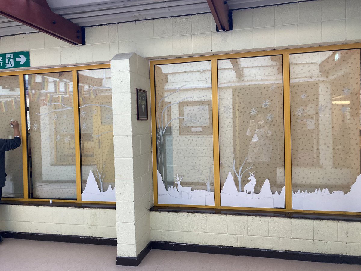 fiona_buggy's tweet photo. Christmas has started to creep in @DeansrathCC @Education_Ire @ddletb #December2021 #decorateadoor https://t.co/H396dgbkgY