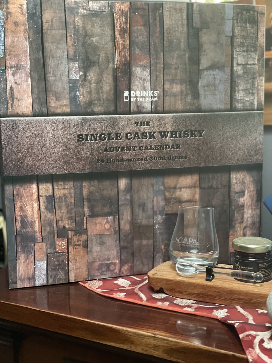 Fib_Aedan's tweet photo. 🎵 It’s beginning to look a lot like #Christmas!  🎵 Will be good decorating and filling my @angelshareglass and other #boozebaubles, + digging into the @DrinksByTheDram advent calendar while we sort some last things for Fib Whisky in the New Year! More soon... 🎄🥃✨ https://t.co/E8fuRBdfwq