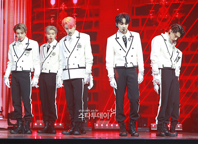 enhypenupdates's tweet image. [PHOTO] 211204

ENHYPEN performing at the 2021 Melon Music Awards | K-media photos (1)

ENHYPEN GLOWS ON MMA
#ENHYPENon2021MMA #ENHYPEN @ENHYPEN_members @ENHYPEN