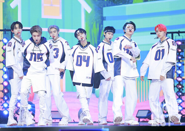 enhypenupdates's tweet image. [PHOTO] 211204

ENHYPEN performing at the 2021 Melon Music Awards | K-media photos (1)

ENHYPEN GLOWS ON MMA
#ENHYPENon2021MMA #ENHYPEN @ENHYPEN_members @ENHYPEN