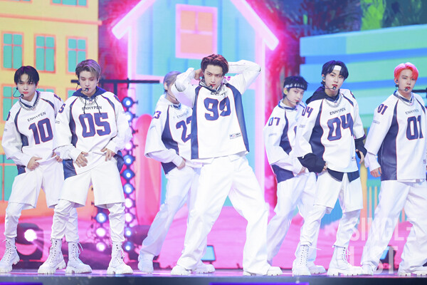 enhypenupdates's tweet image. [PHOTO] 211204

ENHYPEN performing at the 2021 Melon Music Awards | K-media photos (1)

ENHYPEN GLOWS ON MMA
#ENHYPENon2021MMA #ENHYPEN @ENHYPEN_members @ENHYPEN